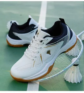 Chaussures de badminton professionnelles blanches sur court avec raquette et volants