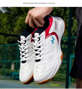 Vue détaillée de chaussures de sport avec semelle extérieure en caoutchouc