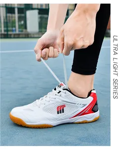 Gros plan de chaussures de badminton blanches et rouges sur un terrain de sport bleu
