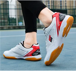 Détail du profil latéral et de la semelle en gomme des chaussures de sport blanches