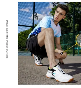 Vue d'action de chaussures de badminton blanches respirantes sur un terrain extérieur