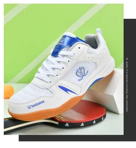 Vue détaillée de la maille respirante et de la semelle en gomme sur chaussure de ping-pong