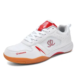 Chaussures de tennis de table pro blanc et rouge avec semelle gomme pour sport en salle.