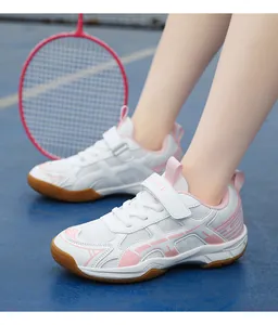 Actiefoto van wit-roze badmintonschoenen voor meisjes met rubberen zool en gaas