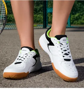 Chaussures de tennis blanches professionnelles et respirantes sur un terrain de sport