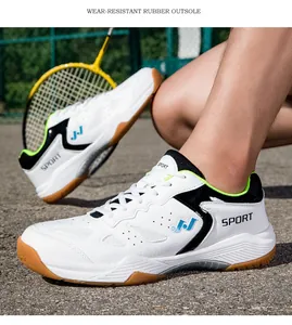 Chaussures de badminton professionnelles blanches avec semelle en caoutchouc résistant.