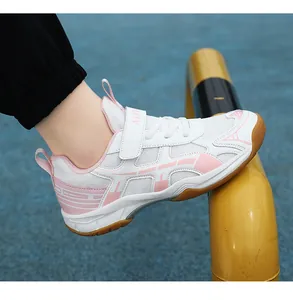 Detail van de lichte wit-roze badmintonschoenen voor meisjes met bovenwerk van mesh