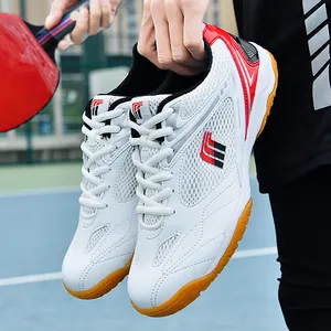 Chaussures de badminton professionnelles respirantes en blanc et rouge avec semelle gomme.