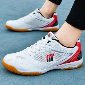 Chaussures de badminton blanches respirantes pour hommes avec semelle antidérapante.