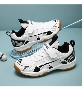 Detailopname van witte kinderbadmintonschoenen met klittenband op een racketachtergrond