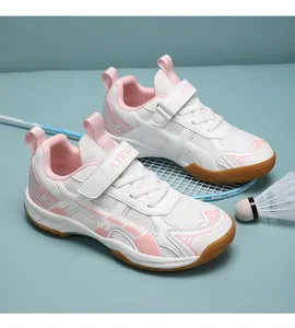 Roze en witte lichtgewicht badminton schoenen voor meisjes met antislip rubberen zolen voor sport