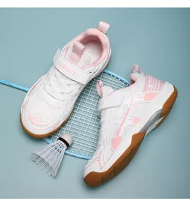 Detailweergave van wit-roze badmintonschoenen voor meisjes met antislip rubberen zool.