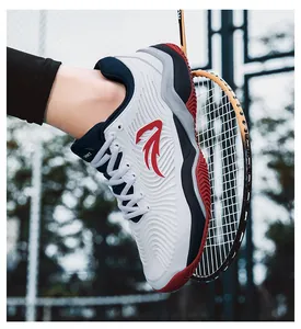 Gros plan détaillé d'une chaussure de sport blanche pour le tennis et le badminton
