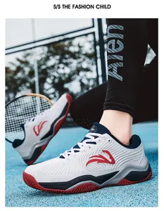 Action de chaussures de tennis professionnelles respirantes en blanc et rouge sur court