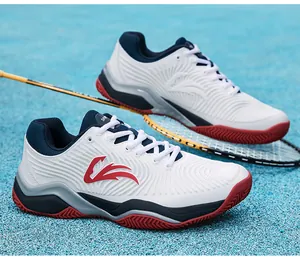 Vue détaillée de chaussures de tennis professionnelles respirantes sur un terrain bleu.