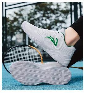 Vue détaillée de chaussures de tennis professionnelles blanches avec un logo vert