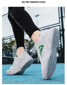 Vue détaillée des chaussures de tennis blanches avec logo vert sur un court de sport