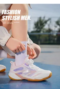 Vista ravvicinata di scarpe da badminton per bambini con mesh traspirante e sistema a manopola.