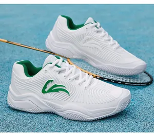 Vue rapprochée de chaussures de sport professionnelles blanc et vert sur court bleu