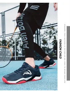 Détail de chaussures de tennis professionnelles en mesh respirant sur un court de sport.