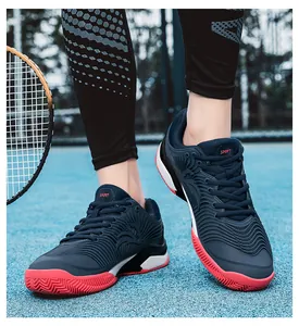 Gros plan sur des chaussures de tennis professionnelles bleu marine à vagues