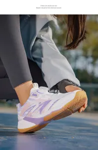 Primo piano di scarpa da badminton traspirante con pratico sistema di allacciatura a rotella