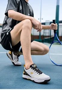 Vue d'action de chaussures de badminton blanches respirantes sur court avec semelle pro