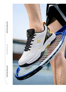 Gros plan de chaussures de badminton blanches respirantes avec semelle antidérapante