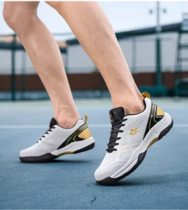Vue latérale de chaussures de badminton blanches professionnelles avec détails jaunes sur court