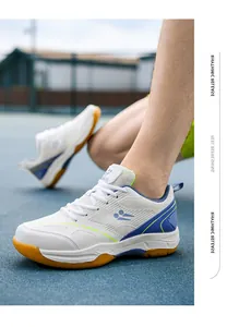 Gros plan de chaussures de badminton blanches respirantes avec semelle en gomme antidérapante.