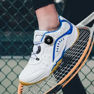 Chaussures de sport blanches avec accents bleus et lacets à cadran