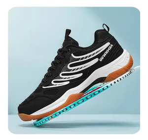 Détail de chaussures de badminton noires pour hommes avec semelle en gomme sur une raquette.