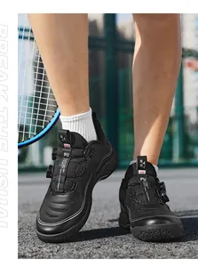 Détails de chaussures de badminton noires avec double boucle rotative et semelle carbone.