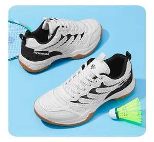 Détail de chaussures de badminton blanches et noires pour hommes avec raquette et volant