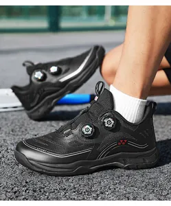 Détail d'une chaussure de sport noire avec doubles boucles rotatives et semelle carbone.