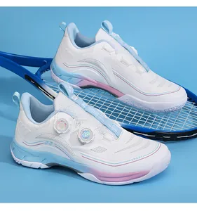 Gros plan de chaussures de badminton blanches avec boucle rotative et accents bleus.