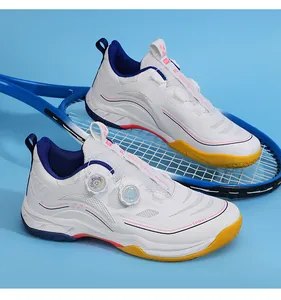 Gros plan de chaussures de badminton blanches avec système de fermeture à double cadran