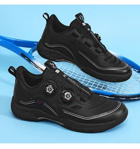 Vue latérale de chaussures de badminton noires avec doubles boucles rotatives et mesh