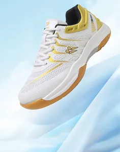Lichtgewicht witte en gele badmintonschoenen met ademend mesh en een rubberen zool.
