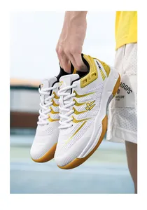 Gedetailleerde weergave van ademende wit gele indoor badmintonschoenen met mesh