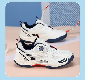 Chaussures de badminton professionnelles blanches et bleu marine avec boucle rotative.