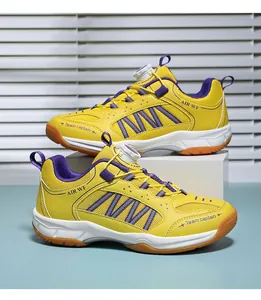 Detailed view of children's badminton shoes with breathable mesh and rotating buckle.