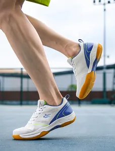 Gros plan de chaussures de badminton respirantes en action sur un terrain de sport extérieur