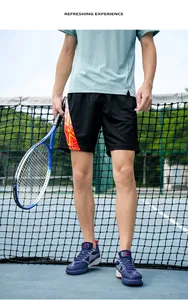 Vue complète des chaussures de sport respirantes portées par un mannequin sur un court