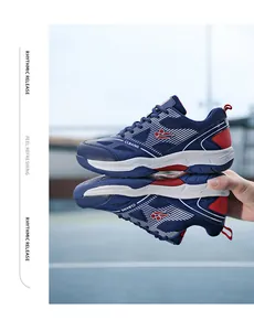 Détail de chaussures de badminton bleu marine respirantes avec semelle antidérapante pour le sport.