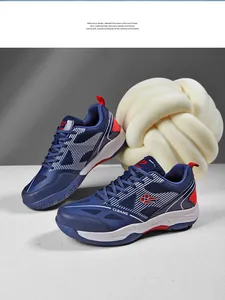 Gros plan sur chaussures de badminton bleues respirantes avec semelle antidérapante