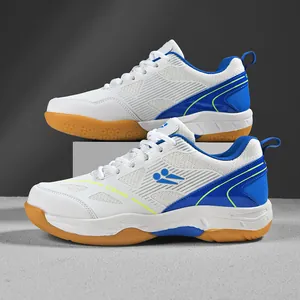 Chaussures de badminton respirantes et antidérapantes pour le sport en blanc et bleu.
