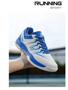 Detailweergave van ademend mesh en blauwe overlays op een professionele badmintonschoen.