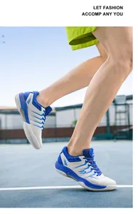 Ademende blauw-witte professionele badmintonschoenen voor indoorsporten op de baan