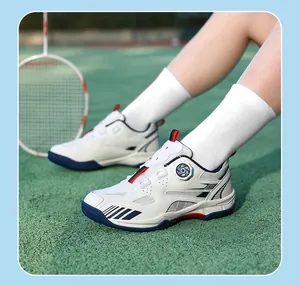 Chaussures de bádminton blanches respirantes avec boucle rotative sur un court vert.